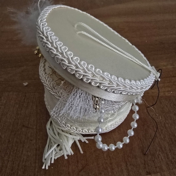 Vintage Victorian Accessory Hat Box and Rose Feather Lace Shoe - Picture 9 of 10